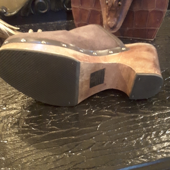 Clogs - Picture 3 of 4